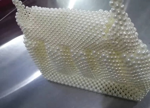4月23日，拿回家做的手工活，在家做手工活掙錢，選擇手工之家，這里的加工費高嗎？圖為勵志珠珠繡串珠手工珠包產(chǎn)品剪影