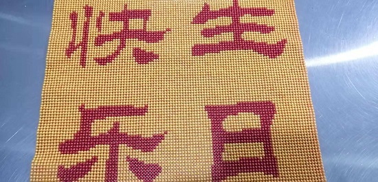 4月29日，正規(guī)純手工活外發(fā)，在手工之家手工就業(yè)創(chuàng)業(yè)，不用考慮太多，圖為勵(lì)志珠珠繡定制手工產(chǎn)品（小規(guī)格）剪影