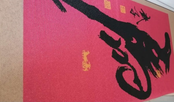 5月9日，手工外發(fā)加工網(wǎng)，全國(guó)正規(guī)手工活平臺(tái)有哪些，手工之家的加工人員在交流中成為朋友，圖為勵(lì)志珠珠繡串珠手工產(chǎn)品剪影