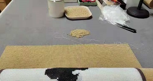 5月11日，手工串珠兼職，加工活外放的正規(guī)公司，真實(shí)是十多年老手工企業(yè)手工之家的一張重要名片，圖為勵(lì)志珠珠繡串珠手工加工現(xiàn)場(chǎng)剪影