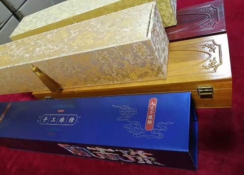 5月12日，農(nóng)村手工活加工項(xiàng)目代，帶回家做手工活，手工之家這樣做，大家自然很放心，圖為勵(lì)志珠珠繡手工產(chǎn)品多款外包裝剪影