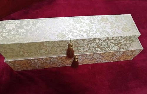 5月12日，農(nóng)村手工活加工項(xiàng)目代，帶回家做手工活，手工之家這樣做，大家自然很放心，圖為勵(lì)志珠珠繡手工產(chǎn)品多款外包裝剪影