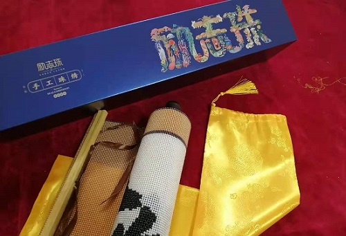 5月12日，農(nóng)村手工活加工項(xiàng)目代，帶回家做手工活，手工之家這樣做，大家自然很放心，圖為勵(lì)志珠珠繡手工產(chǎn)品多款外包裝剪影