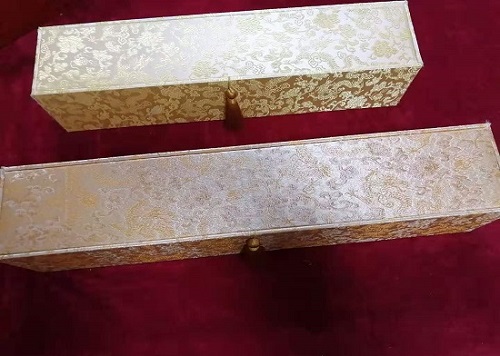 5月12日，農(nóng)村手工活加工項(xiàng)目代，帶回家做手工活，手工之家這樣做，大家自然很放心，圖為勵(lì)志珠珠繡手工產(chǎn)品多款外包裝剪影