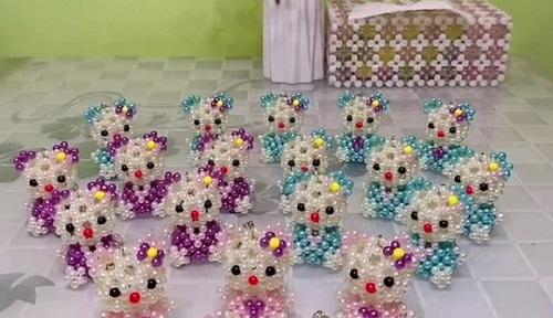 5月15日，招聘手工活加工，拿回家做的手工活大批，手工之家的珠繡串珠外發(fā)手工活時間自由，但不是絕對的自由，圖為繡娘創(chuàng)新勵志珠珠繡手工產(chǎn)品剪影