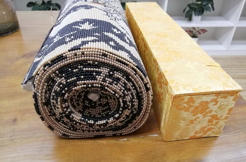 5月17日，在家做的手工活正規(guī)平臺(tái)，正規(guī)手工活大批量外發(fā)加工，不斷創(chuàng)新的手工之家給大家發(fā)展的美好前景和希望，圖為勵(lì)志珠珠繡手工（清明上河圖）細(xì)節(jié)剪影