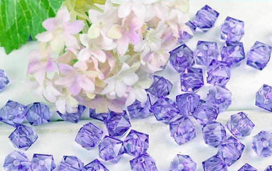 5月21日，純手工活代加工，正規(guī)純手工活外發(fā)，大家為什么都說手工之家的珠繡串珠外發(fā)手工活好學好做？圖為珠繡立體串珠手工多色繡珠剪影 