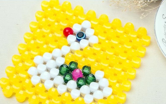 5月22日，找附近手工活拿回家做，手工外發(fā)加工網，想做珠繡串珠手工掙錢，該怎么與手工之家合作？圖為勵志珠珠繡串珠手工產品剪影