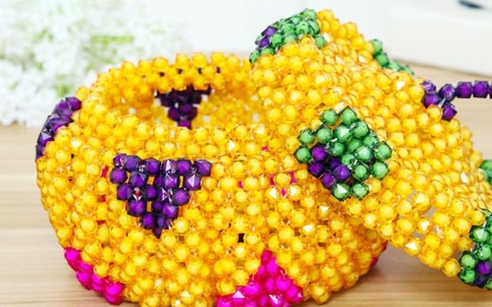5月23日，手工活拿回家做，在家做手工兼職，手工之家的手工產(chǎn)品驗(yàn)收，標(biāo)準(zhǔn)寫(xiě)的真清楚，圖為勵(lì)志珠珠繡串珠手工產(chǎn)品剪影 
