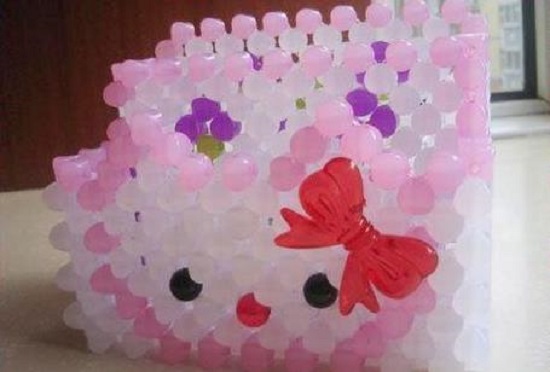 6月2日，在家做的手工活正規(guī)平臺(tái)，帶回家做手工活，手工之家在材料提供上也人性化，圖為勵(lì)志珠珠繡串珠手工產(chǎn)品剪影