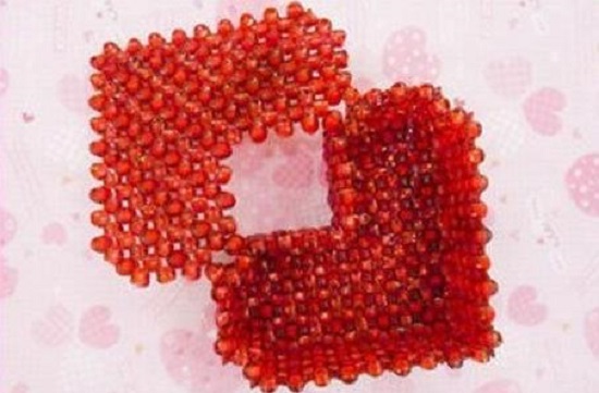 6月2日，在家做的手工活正規(guī)平臺(tái)，帶回家做手工活，手工之家在材料提供上也人性化，圖為勵(lì)志珠珠繡串珠手工產(chǎn)品剪影