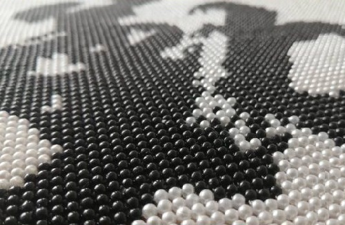 6月6日， 手工活接單平臺(tái)，純手工活代加工，用心付出，手工之家與大家一起收獲，圖為勵(lì)志珠珠繡手工產(chǎn)品剪影
