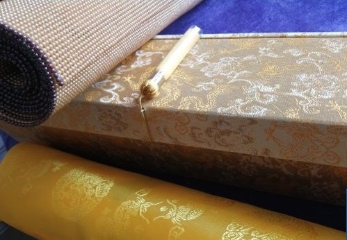 6月12日，拿回家做的手工活大批，可靠的手工活外發(fā)，不管什么合作方式，在手工之家都沒(méi)有后顧之憂，圖為勵(lì)志珠珠繡手工成品外包裝剪影