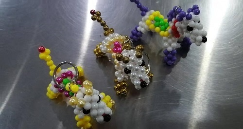 6月14日，全國正規(guī)手工活平臺有哪些，農(nóng)村手工活加工項目代，手工之家實現(xiàn)創(chuàng)業(yè)夢想的好地方，圖為勵志珠珠繡串珠手工產(chǎn)品剪影