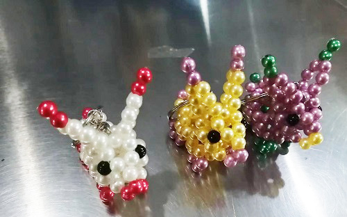 6月26日，正規(guī)手工活接單平臺，拿回家做的手工活，手工之家的非遺傳統(tǒng)手工珠繡發(fā)展有好的條件和基礎(chǔ)，圖為勵志珠珠繡串珠手工產(chǎn)品剪影