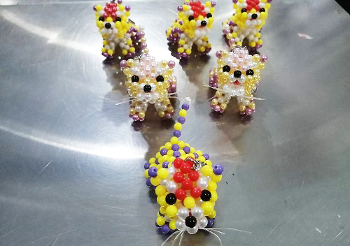 6月29日，可以在家做的手工活，農(nóng)村手工活加工項(xiàng)目，半年過(guò)去了，做手工活掙錢(qián)就要珍惜、要努力，圖為勵(lì)志珠珠繡串珠手工產(chǎn)品剪影