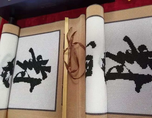 7月6日，手工活拿回家做，代加工手工活，手工之家的非遺傳統(tǒng)手工珠繡給人榮譽感、成就感，圖為勵志珠珠繡串珠手工產(chǎn)品剪影