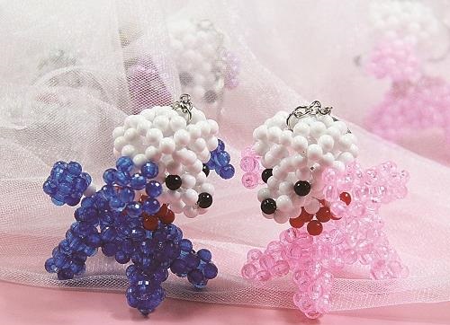 7月22日， 接手工活訂單的平臺，正規(guī)純手工活外發(fā)，手工之家有兩種合作方式，都很受歡迎，圖為勵志珠珠繡串珠手工產(chǎn)品剪影