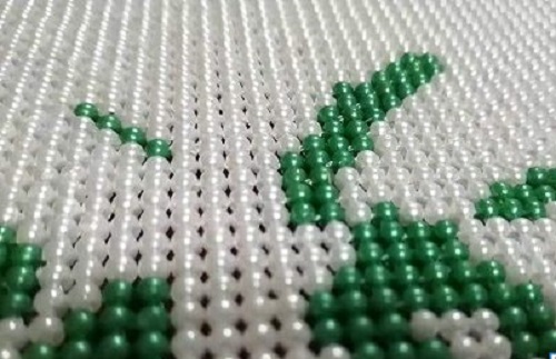 7月24日，純手工活外發(fā)加工，帶回家做的手工活，銷售的力量就是手工之家企業(yè)生存發(fā)展的源頭，圖為勵(lì)志珠珠繡串珠手工產(chǎn)品剪影