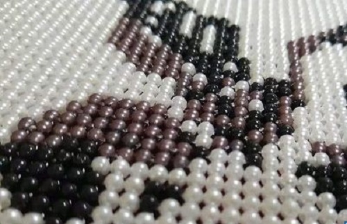 7月24日，純手工活外發(fā)加工，帶回家做的手工活，銷售的力量就是手工之家企業(yè)生存發(fā)展的源頭，圖為勵(lì)志珠珠繡串珠手工產(chǎn)品剪影