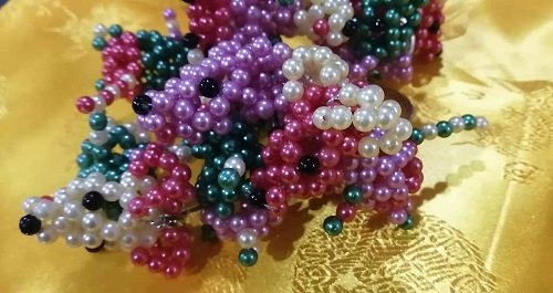 7月29日，正規(guī)純手工活外發(fā)，手工活外發(fā)加工，合作共贏成就手工之家與加工人員的良好關(guān)系，圖為勵志珠珠繡串珠手工產(chǎn)品剪影