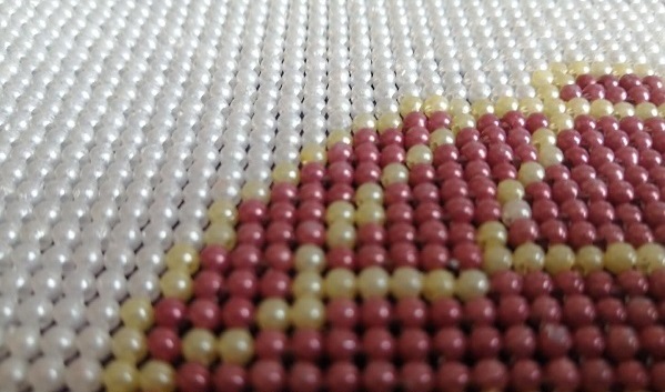 8月3日，純手工活代加工，農(nóng)村手工活加工項(xiàng)目，做手工之家的外發(fā)手工活是一件幸福的事，圖為勵(lì)志珠珠繡串珠手工產(chǎn)品剪影