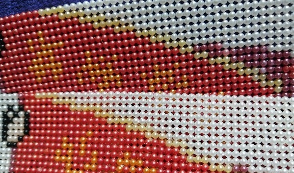 8月3日，純手工活代加工，農(nóng)村手工活加工項(xiàng)目，做手工之家的外發(fā)手工活是一件幸福的事，圖為勵(lì)志珠珠繡串珠手工產(chǎn)品剪影