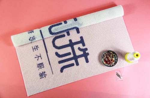 8月16日，農(nóng)村手工活加工項(xiàng)目，在家做手工，注意了這些事，做手工活掙錢就會(huì)選對(duì)手工企業(yè)，圖為手工之家的勵(lì)志珠珠繡手工產(chǎn)品細(xì)節(jié)剪影