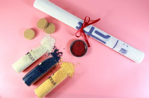 8月16日，農(nóng)村手工活加工項(xiàng)目，在家做手工，注意了這些事，做手工活掙錢就會(huì)選對(duì)手工企業(yè)，圖為手工之家的勵(lì)志珠珠繡手工產(chǎn)品細(xì)節(jié)剪影