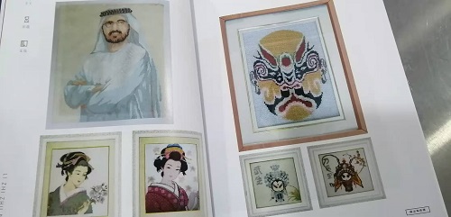 8月17日，純手工活外發(fā)加工，在家做手工活，善于總結(jié)、善于學(xué)習(xí)、善于創(chuàng)新，手工之家與加工人員攜手前行，圖為勵(lì)志珠珠繡手工產(chǎn)品手冊(cè)剪影