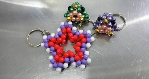 8月20日，想接正規(guī)廠家的手工活，正規(guī)純手工活外發(fā)，做手工活掙錢與否，主要看合作以后的服務(wù)，圖為手工之家勵(lì)志珠珠繡串珠手工產(chǎn)品剪影