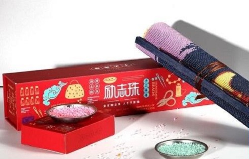 8月28日，在家兼職手工活加工，手工活外發(fā)加工正規(guī)的廠家，手工之家的產(chǎn)品體系出發(fā)點(diǎn)是傳統(tǒng)手工傳承和市場(chǎng)需要，圖為勵(lì)志珠珠繡手工產(chǎn)品一款外包裝剪影