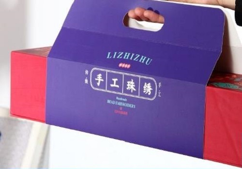 8月28日，在家兼職手工活加工，手工活外發(fā)加工正規(guī)的廠家，手工之家的產(chǎn)品體系出發(fā)點(diǎn)是傳統(tǒng)手工傳承和市場(chǎng)需要，圖為勵(lì)志珠珠繡手工產(chǎn)品一款外包裝剪影