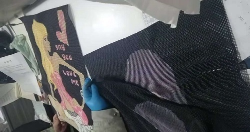 8月29日，可以在家做的手工活，純手工活外發(fā)，手工之家的服務(wù)體系是個(gè)不斷完善和升級(jí)的過(guò)程，圖為勵(lì)志珠珠繡串珠手工產(chǎn)品驗(yàn)收剪影