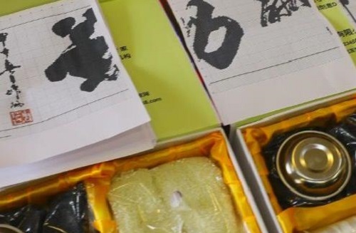 9月10日，手工活外發(fā)加工正規(guī)的廠家，正規(guī)供料的手工活，在手工之家做手工掙錢(qián)不擔(dān)心，圖為勵(lì)志珠珠繡串珠手工材料套件剪影