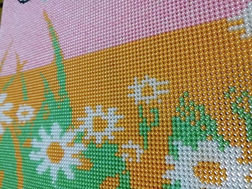 9月18日，正規(guī)純手工活外發(fā)，在家兼職手工活，手工之家的珠繡串珠手工很適合在家加工，圖為勵志珠珠繡手工產(chǎn)品細節(jié)剪影