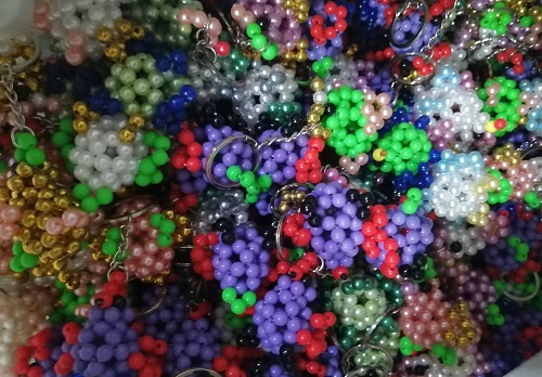 9月23日，拿回家做的手工活，在家做手工活掙錢，手工之家的珠繡串珠是傳統(tǒng)手工、純手工，圖為勵(lì)志珠珠繡串珠手工產(chǎn)品剪影