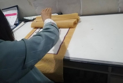 9月25日，可以帶回家做的手工活，在家做手工活掙錢，手工之家是大家居家就業(yè)創(chuàng)業(yè)的好選擇，圖為勵志珠珠繡串珠手工成品倉庫驗收剪影