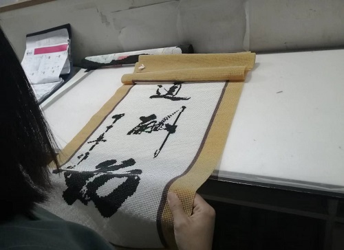 9月25日，可以帶回家做的手工活，在家做手工活掙錢，手工之家是大家居家就業(yè)創(chuàng)業(yè)的好選擇，圖為勵志珠珠繡串珠手工成品倉庫驗收剪影
