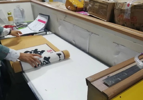 9月25日，可以帶回家做的手工活，在家做手工活掙錢，手工之家是大家居家就業(yè)創(chuàng)業(yè)的好選擇，圖為勵志珠珠繡串珠手工成品倉庫驗收剪影