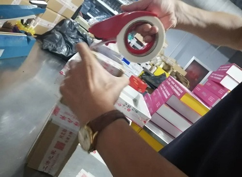 9月26日，寄到家做的手工活，代加工手工活，手工之家的合作方式滿足加工人員的需要，圖為勵(lì)志珠珠繡手工材料倉庫工作人員剪影