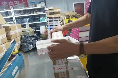 9月26日，寄到家做的手工活，代加工手工活，手工之家的合作方式滿足加工人員的需要，圖為勵(lì)志珠珠繡手工材料倉庫工作人員剪影