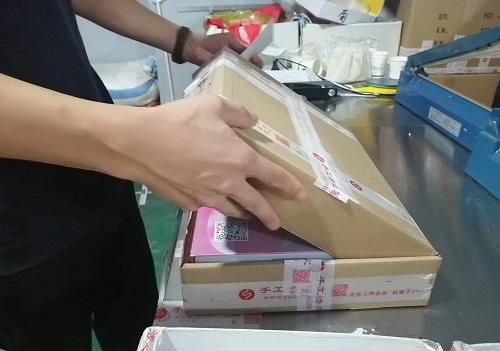 9月26日，寄到家做的手工活，代加工手工活，手工之家的合作方式滿足加工人員的需要，圖為勵(lì)志珠珠繡手工材料倉庫工作人員剪影