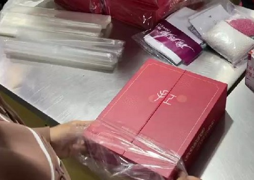 9月27日，純手工活外發(fā)加工項(xiàng)目，手工加工回收項(xiàng)目，讓產(chǎn)品合格，手工之家注重前期培訓(xùn)、驗(yàn)收標(biāo)準(zhǔn)明確，圖為勵(lì)志珠珠繡串珠手工材料發(fā)貨剪影