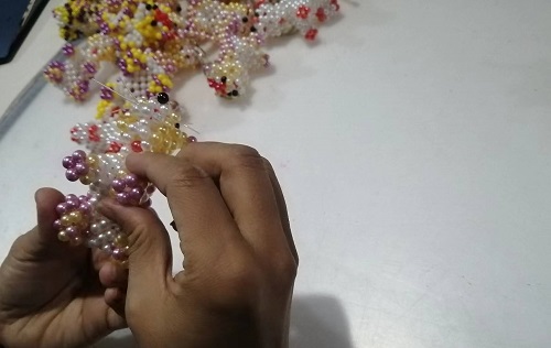9月28日，拿回家做的手工活，正規(guī)供料的手工活，合適的手工，合作和服務(wù)都好，越來越多人在手工之家通過手工成長(zhǎng)收獲，圖為勵(lì)志珠珠繡串珠手工成品庫(kù)驗(yàn)收剪影