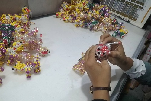 9月28日，拿回家做的手工活，正規(guī)供料的手工活，合適的手工，合作和服務(wù)都好，越來越多人在手工之家通過手工成長(zhǎng)收獲，圖為勵(lì)志珠珠繡串珠手工成品庫(kù)驗(yàn)收剪影
