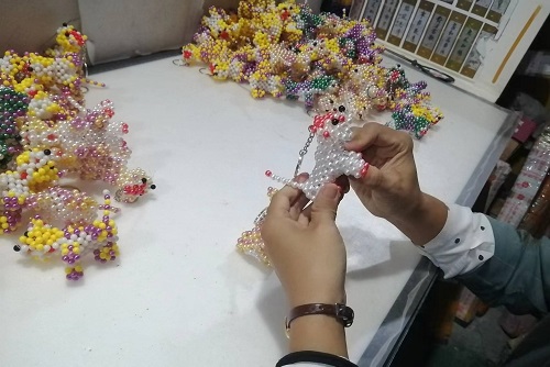 9月28日，拿回家做的手工活，正規(guī)供料的手工活，合適的手工，合作和服務(wù)都好，越來越多人在手工之家通過手工成長(zhǎng)收獲，圖為勵(lì)志珠珠繡串珠手工成品庫(kù)驗(yàn)收剪影