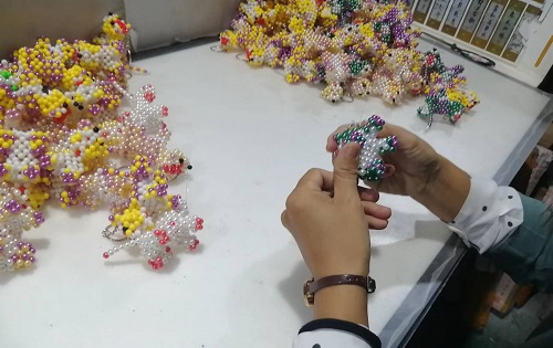 9月28日，拿回家做的手工活，正規(guī)供料的手工活，合適的手工，合作和服務(wù)都好，越來越多人在手工之家通過手工成長(zhǎng)收獲，圖為勵(lì)志珠珠繡串珠手工成品庫(kù)驗(yàn)收剪影