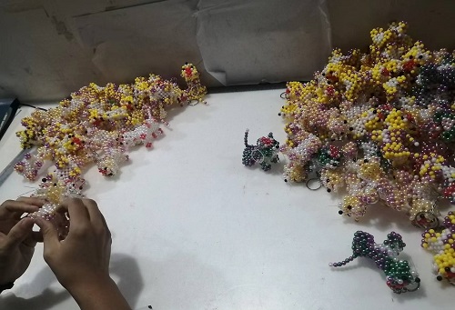 9月28日，拿回家做的手工活，正規(guī)供料的手工活，合適的手工，合作和服務(wù)都好，越來越多人在手工之家通過手工成長(zhǎng)收獲，圖為勵(lì)志珠珠繡串珠手工成品庫(kù)驗(yàn)收剪影