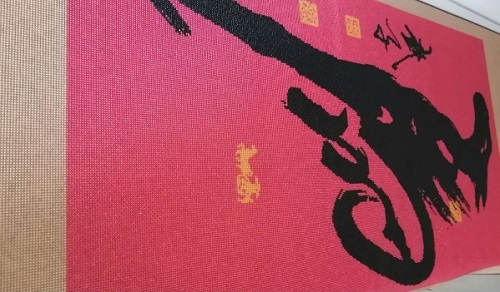 9月29日，正規(guī)供料的手工活，在家做手工活掙錢(qián)，新的季度即將開(kāi)始，手工之家的外發(fā)手工活適合大家居家就業(yè)創(chuàng)業(yè)，圖為勵(lì)志珠珠繡串珠手工產(chǎn)品剪影